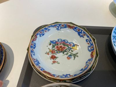 Een diverse collectie Chinese borden, koppen en schotels, Kangxi en later — foto 27