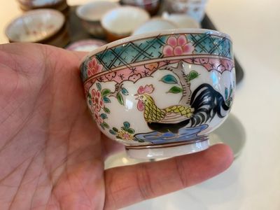 Een diverse collectie Chinese borden, koppen en schotels, Kangxi en later — foto 9