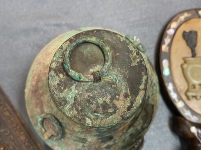 Een diverse collectie Chinese en Tibetaanse objecten in brons, hout en koper, 19/20e eeuw — foto 24
