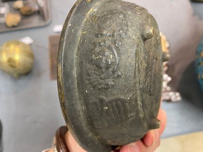 Een diverse collectie Chinese en Tibetaanse objecten in brons, hout en koper, 19/20e eeuw — foto 7