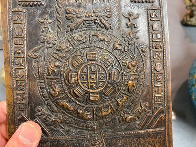 Een diverse collectie Chinese en Tibetaanse objecten in brons, hout en koper, 19/20e eeuw — foto 8