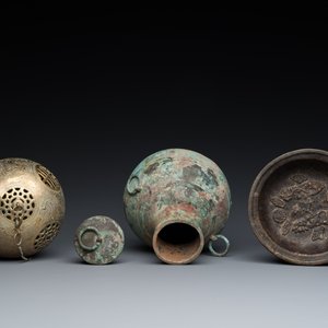 Een diverse collectie Chinese en Tibetaanse objecten in brons, hout en koper, 19/20e eeuw — foto 12