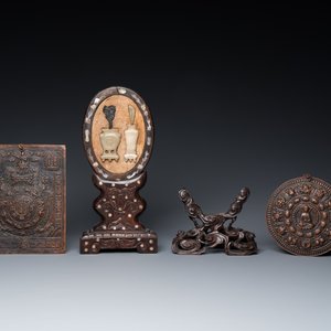 Een diverse collectie Chinese en Tibetaanse objecten in brons, hout en koper, 19/20e eeuw — foto 2