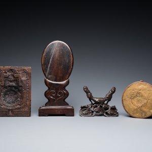 Een diverse collectie Chinese en Tibetaanse objecten in brons, hout en koper, 19/20e eeuw — foto 3