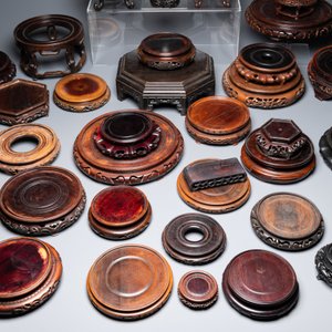 Een diverse collectie Chinese houten sokkels, 19/20e eeuw — foto 2