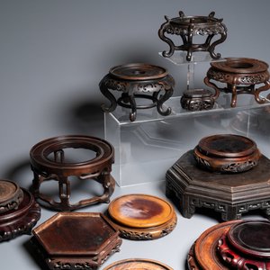 Een diverse collectie Chinese houten sokkels, 19/20e eeuw — foto 3