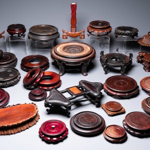 Een diverse collectie Chinese houten sokkels, 19/20e eeuw — foto 2