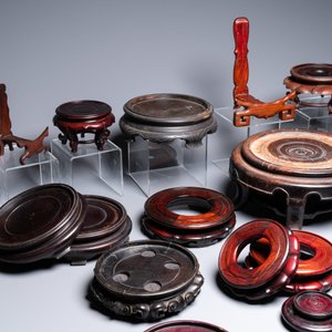 Een diverse collectie Chinese houten sokkels, 19/20e eeuw — foto 3