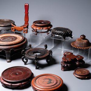 Een diverse collectie Chinese houten sokkels, 19/20e eeuw — foto 4