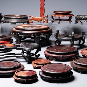 Een diverse collectie Chinese houten sokkels, 19/20e eeuw — foto 7