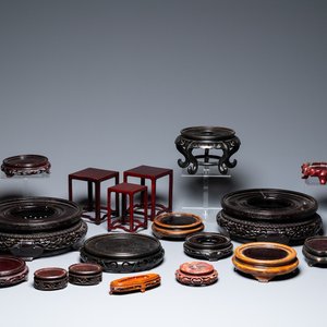Een diverse collectie Chinese houten sokkels, 19/20e eeuw — foto 1