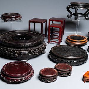 Een diverse collectie Chinese houten sokkels, 19/20e eeuw — foto 3