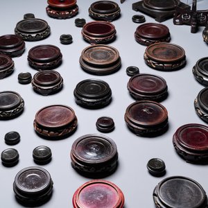 Een diverse collectie Chinese houten sokkels, 19/20e eeuw — foto 5