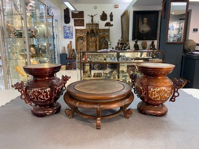 Een diverse collectie Chinese houten sokkels, 19/20e eeuw — foto 13