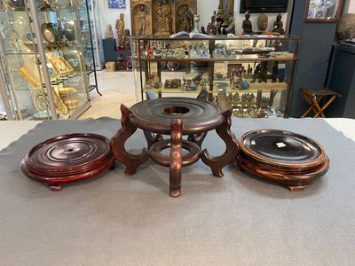 Een diverse collectie Chinese houten sokkels, 19/20e eeuw — foto 17