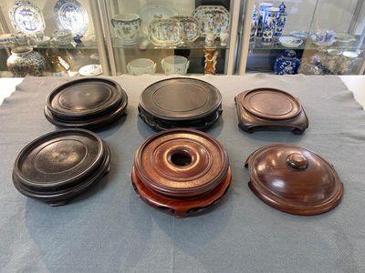 Een diverse collectie Chinese houten sokkels, 19/20e eeuw — foto 4