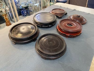 Een diverse collectie Chinese houten sokkels, 19/20e eeuw — foto 5