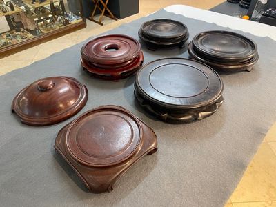 Een diverse collectie Chinese houten sokkels, 19/20e eeuw — foto 7