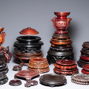 Een diverse collectie Chinese houten sokkels, 19/20e eeuw — foto 1