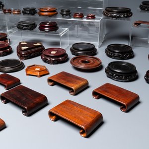 Een diverse collectie Chinese houten sokkels, 19/20e eeuw — foto 2