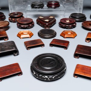 Een diverse collectie Chinese houten sokkels, 19/20e eeuw — foto 4