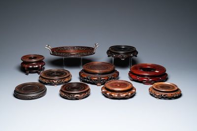 Een diverse collectie Chinese houten sokkels en een plateau met zilveren handgrepen, 19/20e eeuw