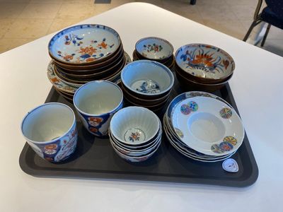 Een diverse collectie Chinese koppen en schotels, 18/19e eeuw — foto 1