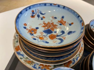 Een diverse collectie Chinese koppen en schotels, 18/19e eeuw — foto 9