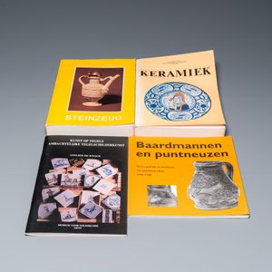 Een diverse collectie steengoed, tegels en literatuur, 14e eeuw en later — foto 14
