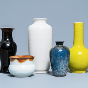 Een diverse collectie van vier Chinese en Japanse monochrome vazen en een wierookbrander, 19/20e eeuw — foto 1