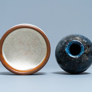 Een diverse collectie van vier Chinese en Japanse monochrome vazen en een wierookbrander, 19/20e eeuw — foto 12