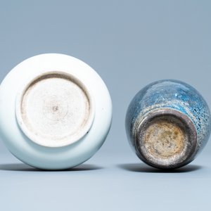 Een diverse collectie van vier Chinese en Japanse monochrome vazen en een wierookbrander, 19/20e eeuw — foto 13