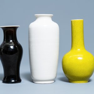 Een diverse collectie van vier Chinese en Japanse monochrome vazen en een wierookbrander, 19/20e eeuw — foto 5