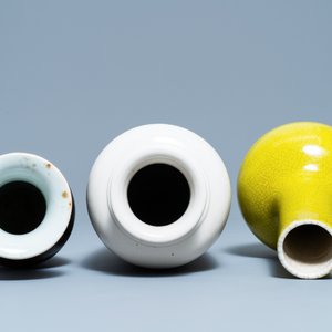 Een diverse collectie van vier Chinese en Japanse monochrome vazen en een wierookbrander, 19/20e eeuw — foto 7