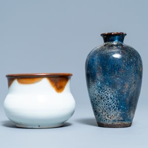 Een diverse collectie van vier Chinese en Japanse monochrome vazen en een wierookbrander, 19/20e eeuw — foto 9