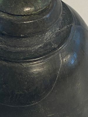 Een diverse verzameling bronzen Khmer palanquin haken, een bel en een dolk, Angkor Wat periode, Thailand, 12e eeuw — foto 11