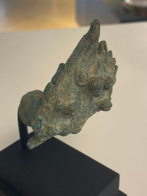 Een diverse verzameling bronzen Khmer palanquin haken, een bel en een dolk, Angkor Wat periode, Thailand, 12e eeuw — foto 15