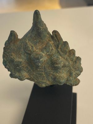Een diverse verzameling bronzen Khmer palanquin haken, een bel en een dolk, Angkor Wat periode, Thailand, 12e eeuw — foto 16
