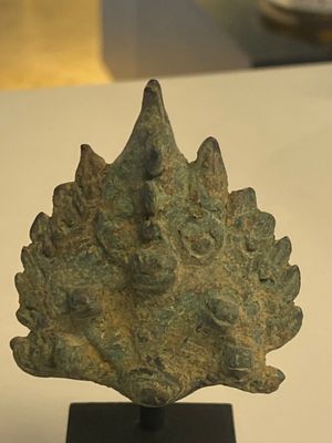 Een diverse verzameling bronzen Khmer palanquin haken, een bel en een dolk, Angkor Wat periode, Thailand, 12e eeuw — foto 21