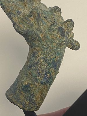 Een diverse verzameling bronzen Khmer palanquin haken, een bel en een dolk, Angkor Wat periode, Thailand, 12e eeuw — foto 25
