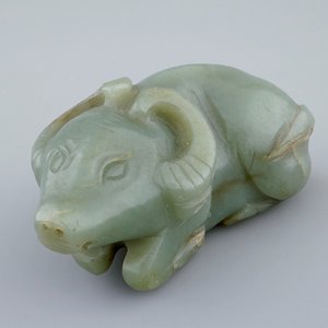 Een donker celadon jade model van een os, Qing — foto 1