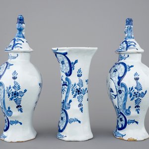 Een driedelig blauw-wit Delfts aardewerken kaststel met chinoiserie decor, 19e eeuw — foto 2