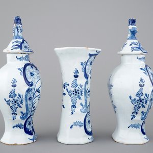 Een driedelig blauw-wit Delfts aardewerken kaststel met chinoiserie decor, 19e eeuw — foto 4