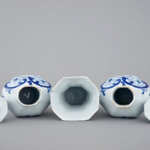 Een driedelig blauw-wit Delfts aardewerken kaststel met chinoiserie decor, 19e eeuw — foto 5