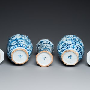 Een driedelig blauw-wit Delfts chinoiserie kaststel, 18e eeuw — foto 6