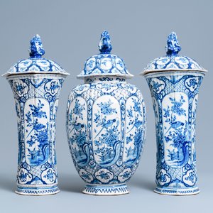 Een driedelig blauw-wit Delfts kaststel, 18e eeuw — foto 2