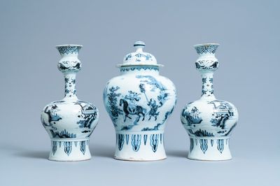Een driedelig blauw-wit Delfts kaststel met chinoiserie decor, 17/18e eeuw