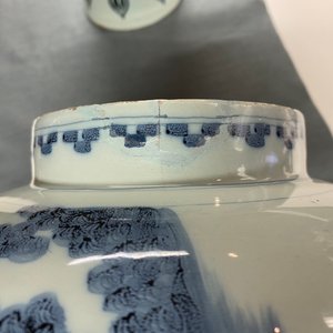 Een driedelig blauw-wit Delfts kaststel met chinoiserie decor, 17/18e eeuw — foto 11