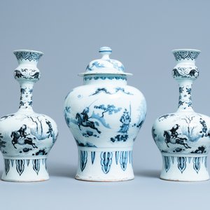 Een driedelig blauw-wit Delfts kaststel met chinoiserie decor, 17/18e eeuw — foto 3