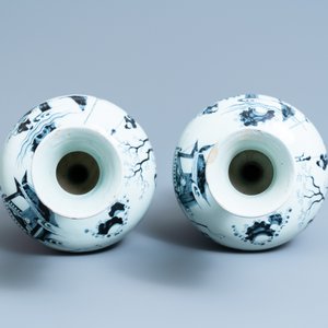 Een driedelig blauw-wit Delfts kaststel met chinoiserie decor, 17/18e eeuw — foto 5